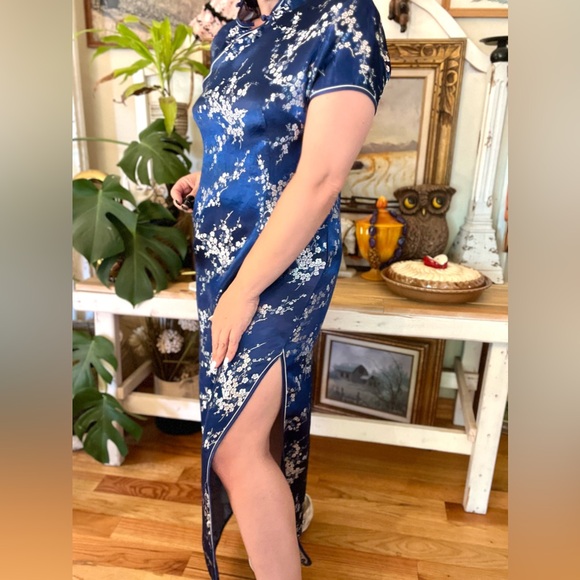 Vintage Silk blue and silver floral cheongsam dress with high neck ribbon button - Picture 4 of 10
